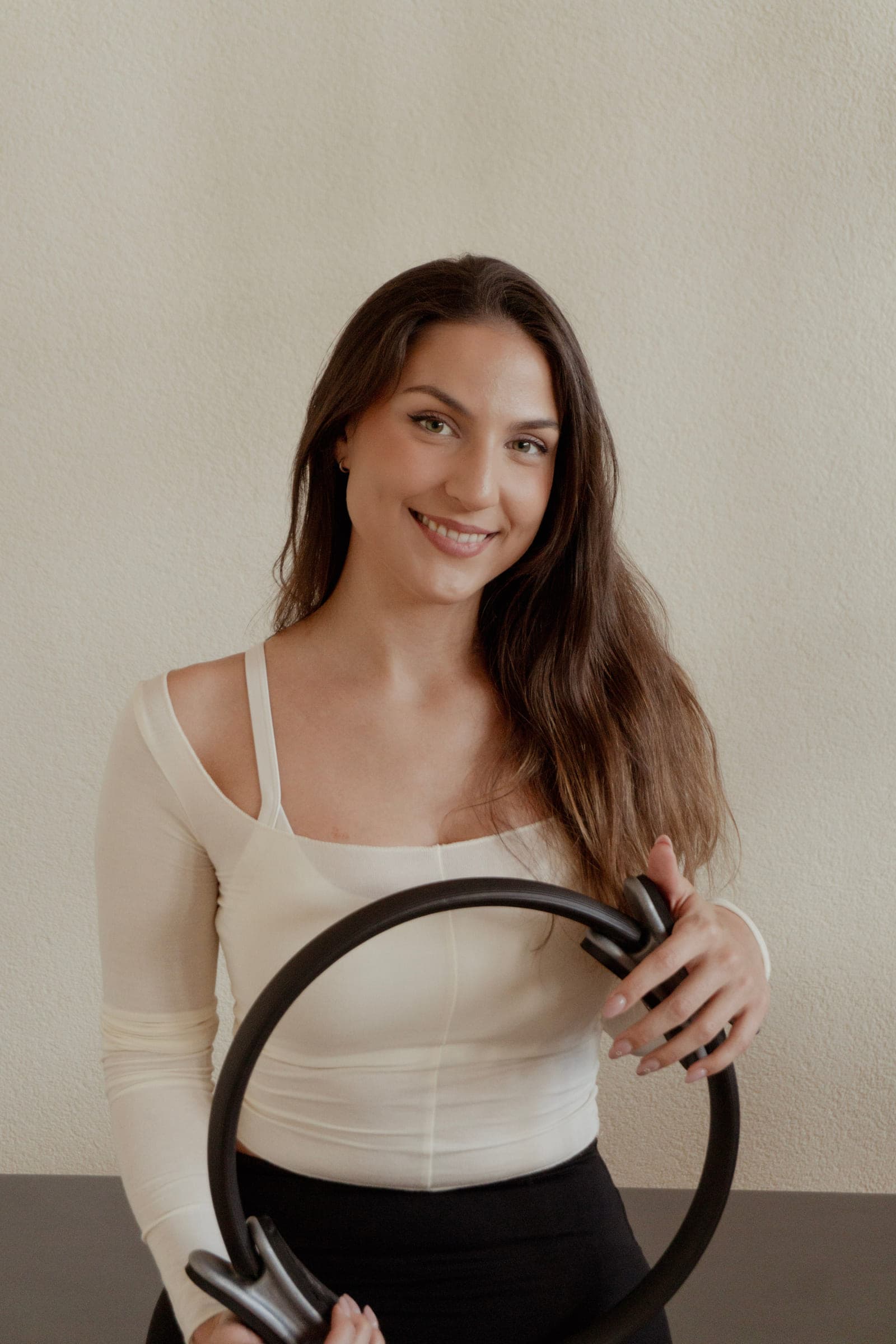 Anna Marki, physiotherapist and Pilates instructor, standing in the Élan Pilates studio in Langenthal.