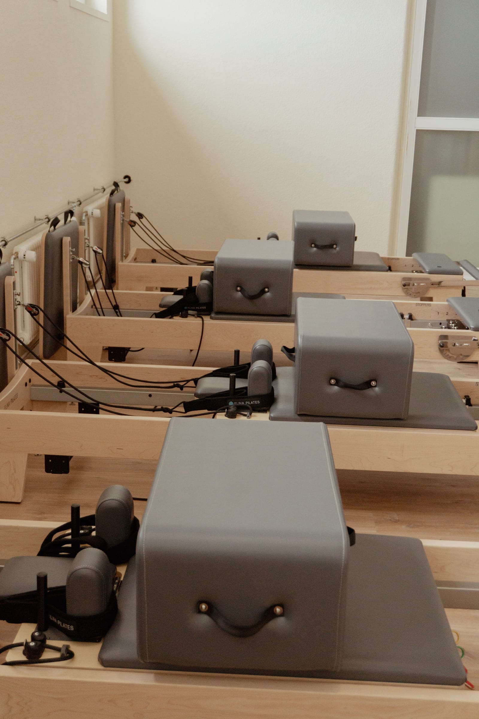 A small Reformer Pilates class in progress at Élan Pilates in Langenthal.