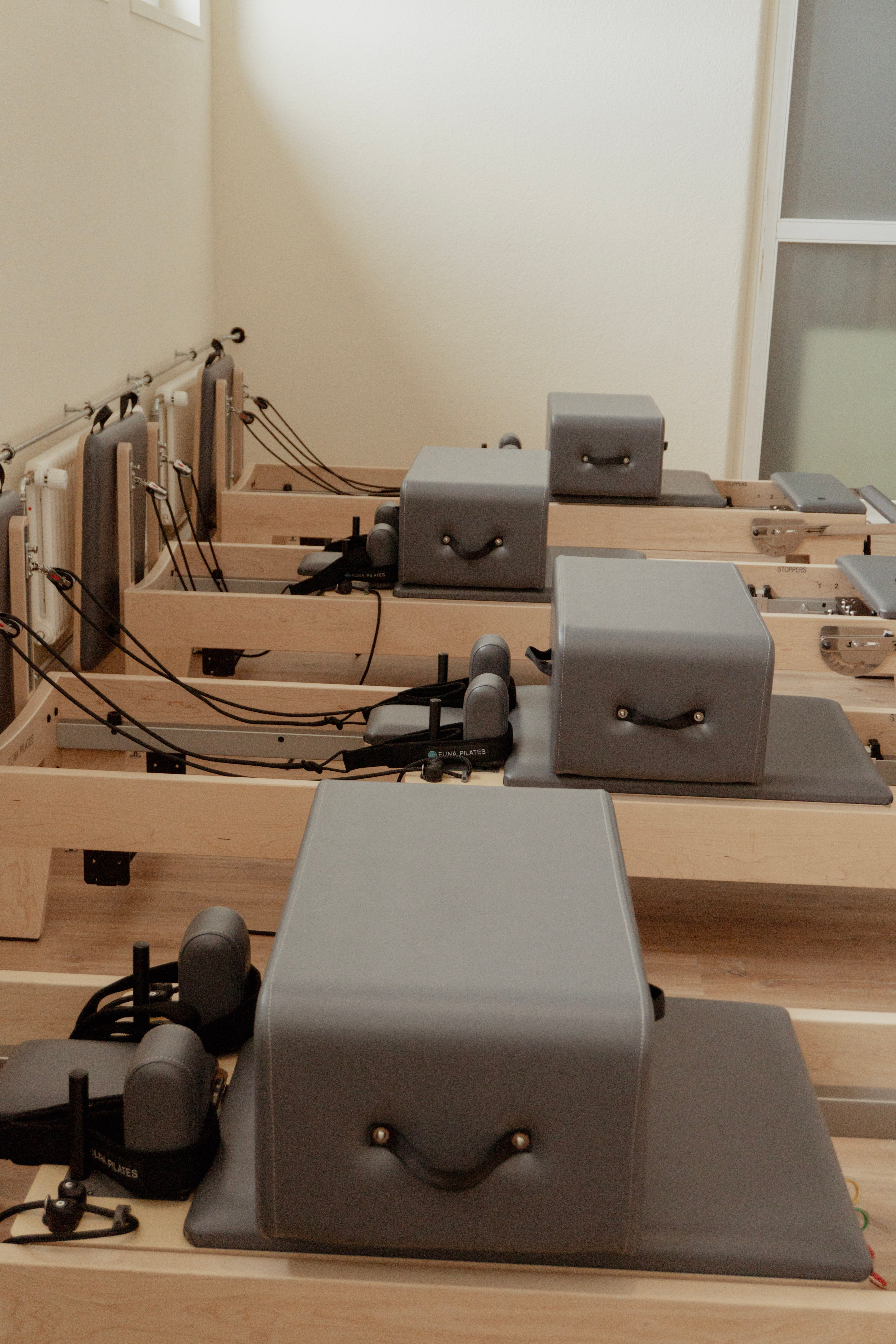 A small Reformer Pilates class in progress at Élan Pilates in Langenthal.