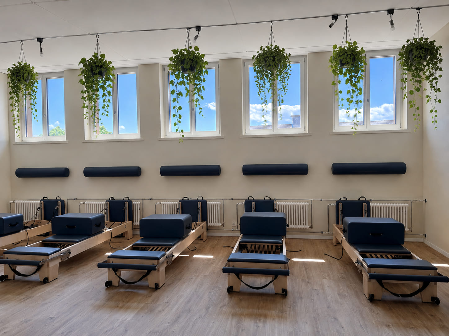 Das Studio von Élan Pilates in Langenthal mit Reformer-Geräten im warmen Tageslicht.